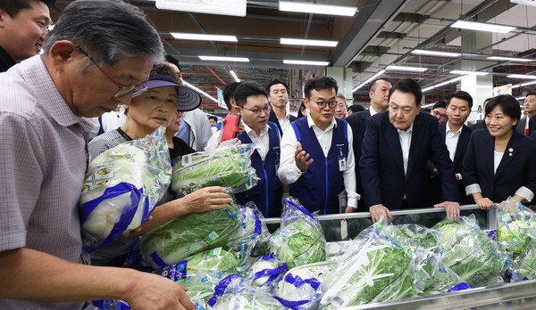 윤석열 대통령은 9월 3일 서울 도봉구 농협 하나로마트 창동점을 방문해 명절을 앞둔 시민들을 만나 장바구니 물가에 대한 시민들의 목소리를 듣고, 지난 8월 28일 발표한 추석 민생안정대책이 현장에서 원활하게 추진되고 있는지 점검했다. (사진=대통령실)
