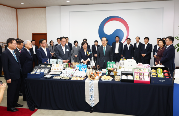 농림축산식품부와 해양수산부는 9월 3일 국무회의에서 우리 농어업인이 땀 흘려 생산한 농수산식품을 활용한 ‘추석 민생 선물세트’와 농수산물 가공식품을 소개했다. (사진=국무조정실)