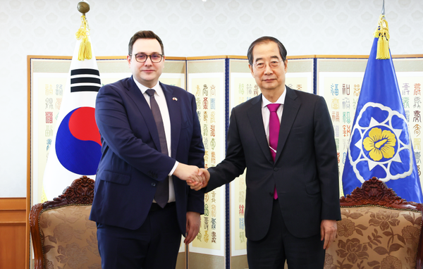 한덕수 총리는 체코 외교장관 접견해 의견을 교환했다. 이 자리에서 9월 윤석열 대통령의 체코 방문이 예정된 점을 거론하며 양국간 포괄적·전면적 협력 확대 필요성을 상호간 확인했다. (사진=국무조정실)