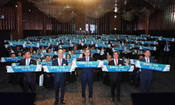 현대엘리베이터가 지난 4월 24일 서울 반얀트리클럽에서 151개 파트너사와 ‘동반선장 컨벤션’을 개최했다. 사진은 앞줄 왼쪽부터 김영국 영국엘리베이터 대표, 오영교 동반성장위원회 위원장, 조재천 현대엘리베이터 대표, 이종배 충주시 국회의원, 조길형 충주시장 (사진=현대엘리베이터)