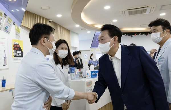 윤석열 대통령이 추석 연휴 마지막 날인 18일 서울 성북구 우리아이들병원을 찾아 의료진과 인사 나누고 있다. (사진=대통령실)