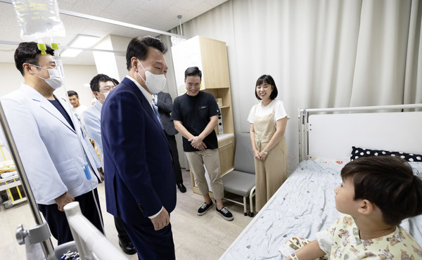 윤석열 대통령이 추석 연휴 마지막 날인 18일 서울 성북구 우리아이들병원을 찾아 병동에 입원한 어린이 및 보호자와 대화하고 있다. (사진=대통령실)