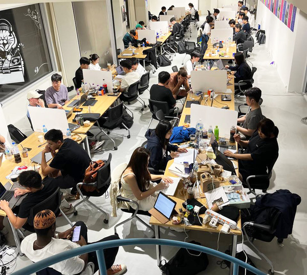 지난해 ‘이드콘 코리아 2023’에서 해커톤 팀별 개발 모습 (사진=이드콘한국)