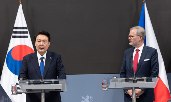 윤석열 대통령이 20일(현지시간) 프라하 체코 정부청사에서 페트르 피알라 체코 총리와 함께 공동언론발표를 하고 있다. (사진=대통령실)