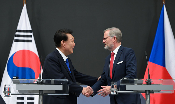 윤석열 대통령이 20일(현지시간) 프라하 체코 정부청사에서 한·체코 공동언론발표를 마치고 페트르 피알라 체코 총리와 악수하고 있다. (사진=대통령실)