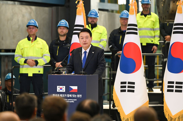 윤석열 대통령이 20일(현지시각) 체코 플젠 산업단지 내 두산스코다파워 공장에서 열린 원전 전주기 협력 협약식에서 축사를 하고 있다. (사진=대통령실)