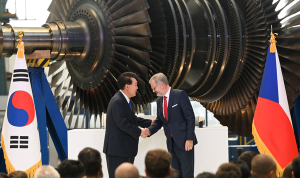 윤석열 대통령이 20일(현지시간) 체코 플젠 산업단지 내 두산스코다파워 공장에서 원전 전주기 협력 협약식과 터빈 블레이드 서명식을 마친 뒤 페트르 피알라 체코 총리와 악수하고 있다. (사진=대통령실)