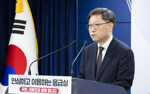 보건복지부 정윤순 보건의료정책실장이 응급의료 브리핑을 하고 있다. (사진=보건복지부)