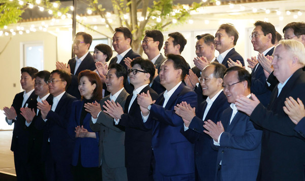 윤석열 대통령이 24일 서울 용산 대통령실 앞 분수정원에서 열린 국민의힘 지도부 초청 만찬 뒤 한동훈 대표, 추경호 원내대표 등 국민의힘 지도부, 대통령실 참모진과 함께 기념 촬영을 하고 있다. (사진=대통령실)