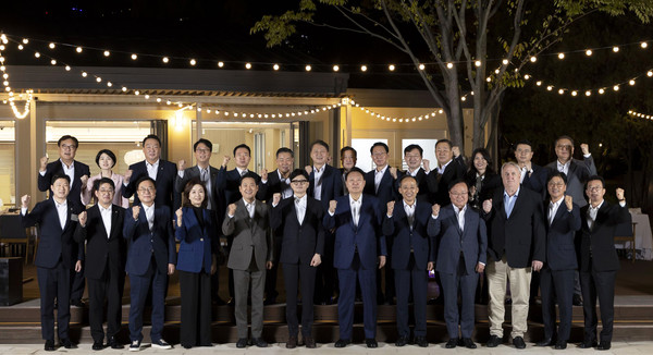 윤석열 대통령이 24일 서울 용산 대통령실 앞 분수정원에서 열린 국민의힘 지도부 초청 만찬 뒤 한동훈 대표, 추경호 원내대표 등 국민의힘 지도부, 대통령실 참모진과 함께 기념 촬영을 하고 있다. (사진=대통령실)