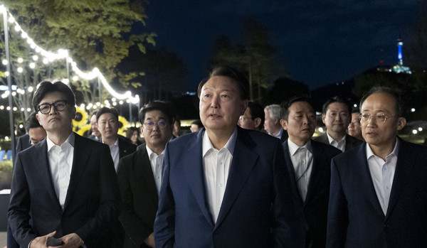 윤석열 대통령이 24일 서울 용산 대통령실 앞 분수정원에서 열린 국민의힘 지도부 초청 만찬 뒤 한동훈 대표, 추경호 원내대표 등 국민의힘 지도부, 대통령실 참모진과 함께 산책을 하고 있다. (사진=대통령실)