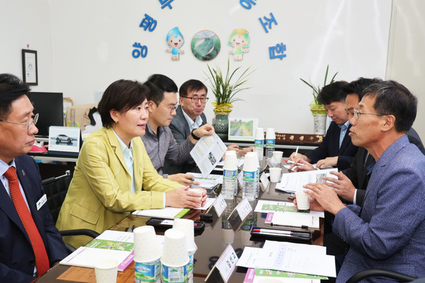 송미령 농식품부 장관이 24일 경기 양평 수미마을을 방문해 수미마을의 체재 시설과 체험시설 등 관련 시설을 살펴보고 현장 의견을 청취하고 있다.  (사진=농림축산식품부)