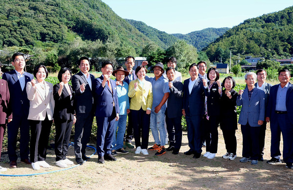 송미령 농식품부 장관이 24일 경기 양평 수미마을을 방문해 주민들과 기념촬영을 하고 있다.(제공=농림축산식품부)