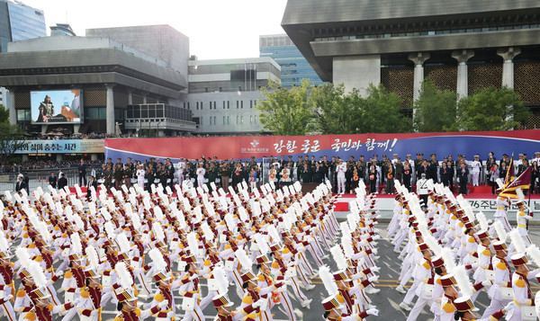 윤석열 대통령은 10월 1일 국군의 날 기념식에 이어 광화문에서 국민과 함께하는 시가행진을 주관했다. (사진=대통령실)