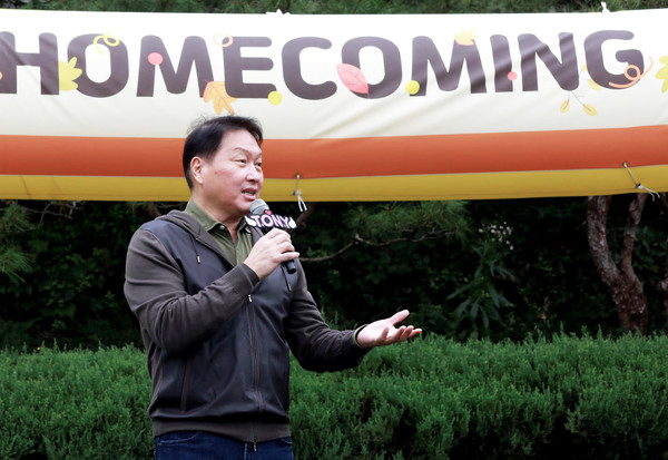 최태원 SK 회장이 지난 3일 경기도 이천 SK텔레콤 인재개발원에서 열린 한국고등교육재단 홈커밍데이 행사에 참석해 환영사를 하고 있다.(사진=SK)