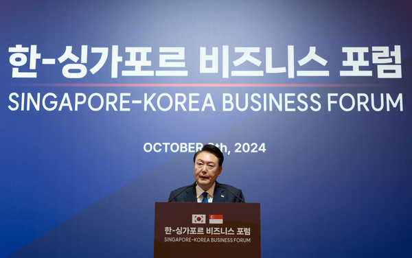 윤석열 대통령이 8일(현지시간) 개최된 한-싱가포르 비즈니스포럼에 참석해 기조연설을 하고 있다.(사진=대통령실)