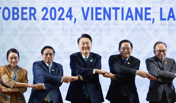 윤석열 대통령이 10일(현지시간) 라오스 비엔티안 국립컨벤션센터(NCC)에서 열린 한·아세안(ASEAN·동남아시아국가연합) 정상회의에서 손싸이 시판돈 라오스 총리 등과 기념촬영을 하고 있다. (왼쪽부터) 패통탄 친나왓 태국 총리, 팜 민 찐 베트남 총리, 윤 대통령, 손싸이 시판돈 라오스 총리, 안와르 이브라힘 말레이시아 총리 (사진=대통령실)