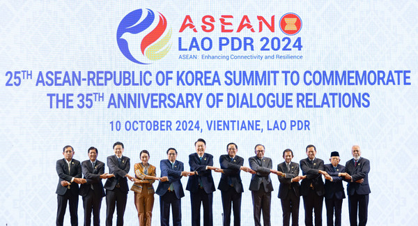 윤석열 대통령이 10일(현지시간) 라오스 비엔티안 국립컨벤션센터(NCC)에서 열린 한·아세안(ASEAN·동남아시아국가연합) 정상회의에서 손싸이 시판돈 라오스 총리 등과 기념촬영을 하고 있다.(사진=대통령실)