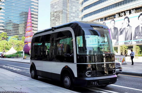 서울 중구 청계광장에서 자율주행 버스가 주행하고 있다. (사진=서울시 공식 페이스북)