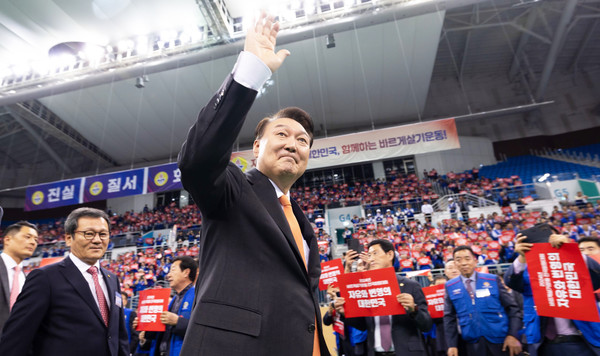 윤석열 대통령이 17일 강원도 강릉시 아이스 아레나에서 열린 2024년 바르게살기운동 전국회원대회에 입장하며 참석자들에게 인사하고 있다. (사진=대통령실)