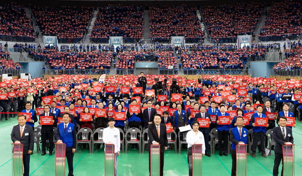 윤석열 대통령이 17일 강원도 강릉시 아이스 아레나에서 열린 2024년 바르게살기운동 전국회원대회에서 참석자들과 ‘자유와 번영의 대한민국’ 퍼포먼스를 하고 있다.(사진=대통령실)