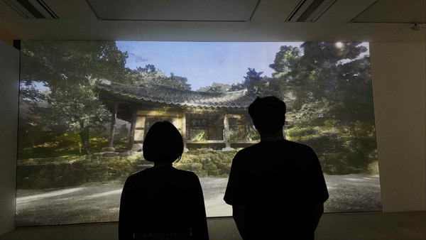 ‘미음완보(微吟緩步), 선비의 이상향 별서정원’ 미디어아트 살펴보는 관람객들 (사진=국가유산청)