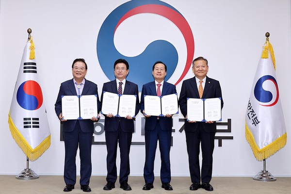 21일 정부서울청사에서 대구-경북 통합을 위한 공동 합의문에 서명한 뒤 (오른쪽부터)이상민 행정안전부 장관, 홍준표 대구광역시장, 이철우 경상북도지사, 우동기 지방시대위원장이 기념촬영을 하고 있다.(사진=행정안전부)