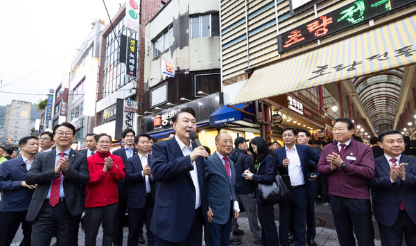 윤석열 대통령이 22일 부산역 인근 전통시장인 초량시장을 방문해 시장을 찾은 시민과 상인들을 응원하고 격려했다.(사진=대통령실)