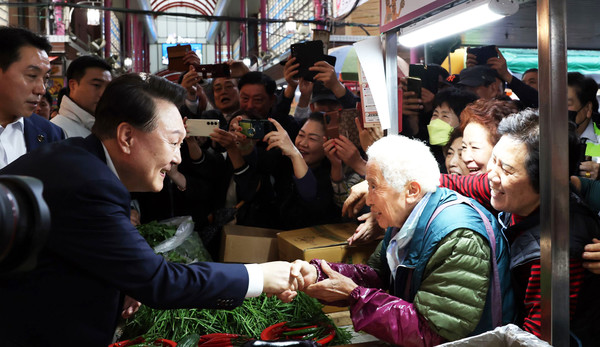 윤석열 대통령이 22일 부산역 인근 전통시장인 초량시장을 방문해 시장을 찾은 시민과 상인들을 응원하고 격려했다.(사진=대통령실)