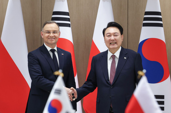 윤석열 대통령이 24일 서울 용산 대통령실에서 열린 한·폴란드 확대 정상회담에서 안제이 두다 폴란드 대통령과 악수하며 기념 촬영을 하고 있다.(사진=대통령실)