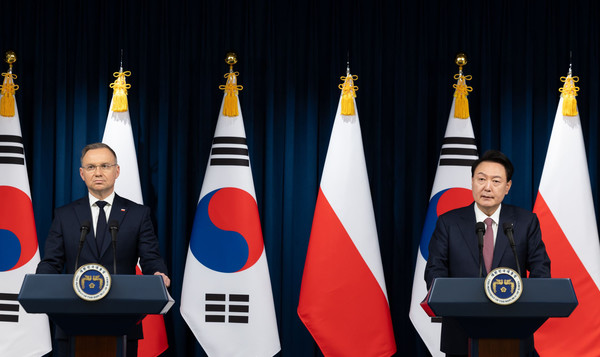 윤석열 대통령이 24일 안제이 두다 폴란드 대통령과 공동언론발표를 하고 있다.(사진=대통령실)