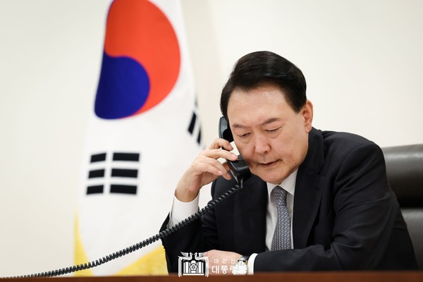 윤석열 대통령이 우크라이나 젤렌스키 대통령과 전화 통화를 하고 있다 [사진=대통령실]