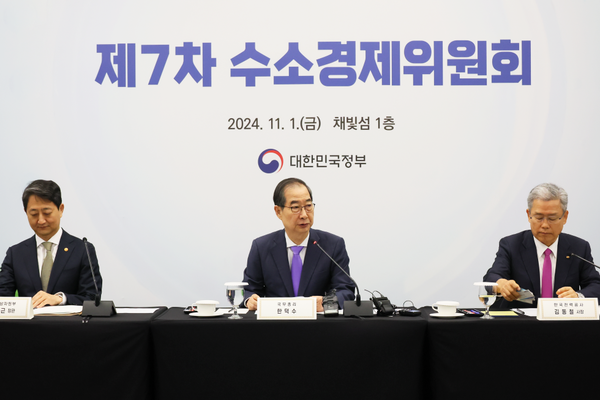 한덕수 국무총리가 지난 1일 서울 세빛섬에서 열린 제7차 수소경제위원회를 주재하고 있다.(사진=국무조정실)