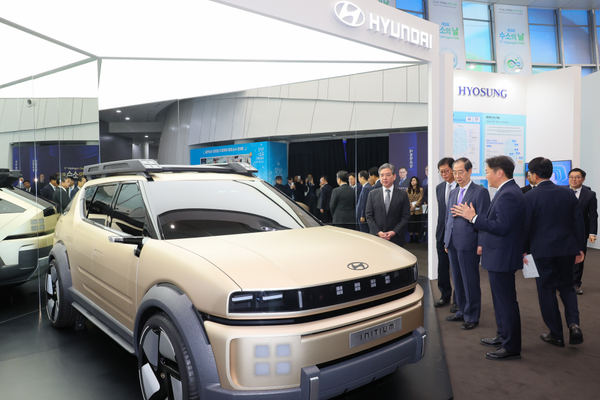 한덕수 국무총리가 지난 1일 서울 세빛섬에서 열린 제7차 수소경제위원회에 앞서 제3회 수소의 날 전시를 순람하며 현대차의 수소전기 콘셉트카 ‘이니시움’에 대해 설명을 듣고 있다.(사진=국무조정실)