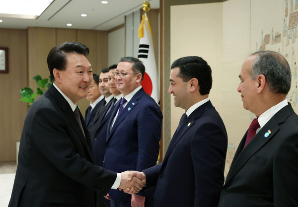 윤석열 대통령은 4일  「제17차 한-중앙아시아 협력 포럼」 참석을 위해 방한 중인 중앙아시아 5개국 대표단 수석대표들을 단체 접견하고, 한-중앙아시아 관계 발전 방안과 북한의 러시아 파병 등 주요 국제 현안에 대해 의견을 교환했다.(사진=대통령실)