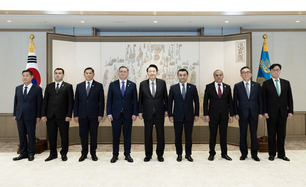 윤석열 대통령은 4일  「제17차 한-중앙아시아 협력 포럼」 참석을 위해 방한 중인 중앙아시아 5개국 대표단 수석대표들을 단체 접견하고, 한-중앙아시아 관계 발전 방안과 북한의 러시아 파병 등 주요 국제 현안에 대해 의견을 교환했다.(사진=대통령실)