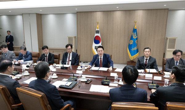 윤석열 대통령이 지난 10일 용산 대통령실에서 대외 여건 변화에 따른 경제·안보 점검회의를 주재하고 있다. (사진=대통령실)