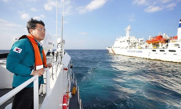 강도형 해양수산부 장관이 13일 ‘135금성호’ 침몰 사고해역에서 수색·구조 상황을 점검하고 있다.(사진=해양수산부)