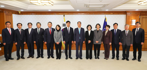 한덕수 국무총리가 14일 정부서울청사에서 열린 지속가능발전위 위원 위촉식애서 위원들과 기념촬영을 하고 있다.(사진=국무조정실)