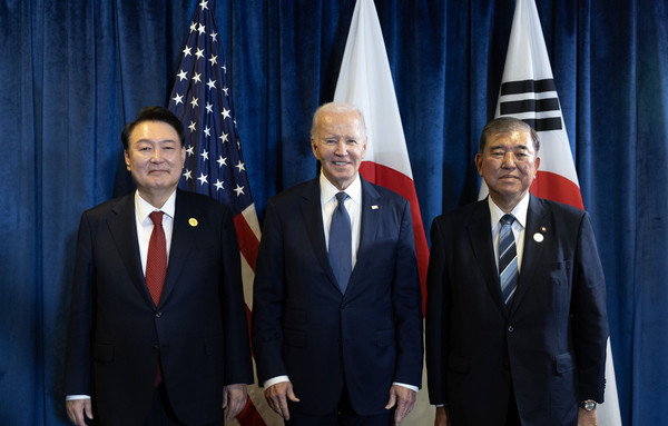 아시아태평양경제협력체(APEC) 정상회의 참석차 페루를 방문 중인 윤석열 대통령이 15일(현지시간) 조 바이든 미국 대통령, 이시바 시게루 일본 총리와 한・미・일 정상회의에서 기념촬영을 하고 있다.(사진=대통령실)