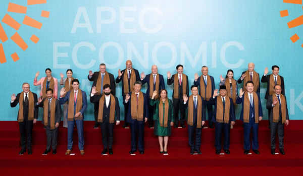 윤석열 대통령이 지난 16일(현지시간) 페루 리마 국제컨벤션센터에서 아시아태평양경제협력체(APEC)에 참석한 각국 정상들과 기념촬영을 하고 있다.(사진=대통령실)