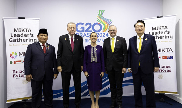 G20 정상회의 참석을 위해 브라질 리우데자네이루를 방문 중인 윤석열 대통령이 18일(현지시간) 범 지역 중견국 간 협의체인 ‘믹타(MIKTA)’ 회원국 정상들과 만남을 가졌다. (사진=대통령실)