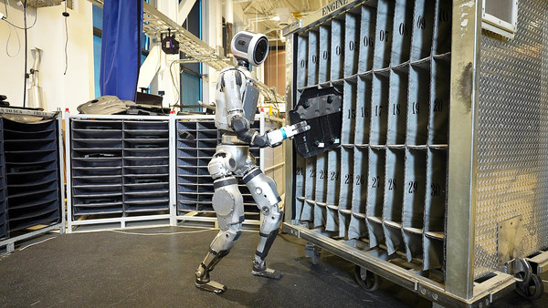 현대자동차그룹의 로봇 계열사 보스턴 다이내믹스가 이족보행 로봇 아틀라스의 작업을 공개한 영상 (사진=보스턴 다이내믹스 유튜브 영상 갈무리)