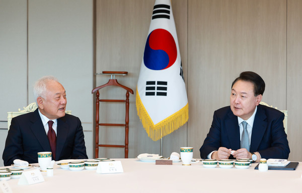 윤석열 대통령이 지난 22일 용산 대통령실에서 열린 국민통합위원회 위원장 및 분과위원장들과의 오찬 중 김한길 국민통합위원장과 대화하고 있다.(사진=대통령실)