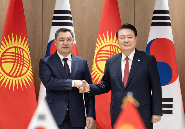 윤석열 대통령이 3일 용산 대통령실에서 열린 한·키르기즈 정상회담에서 사디르 자파로프 키르기즈공화국 대통령과 악수하며 기념 촬영을 하고 있다.(사진=대통령실)