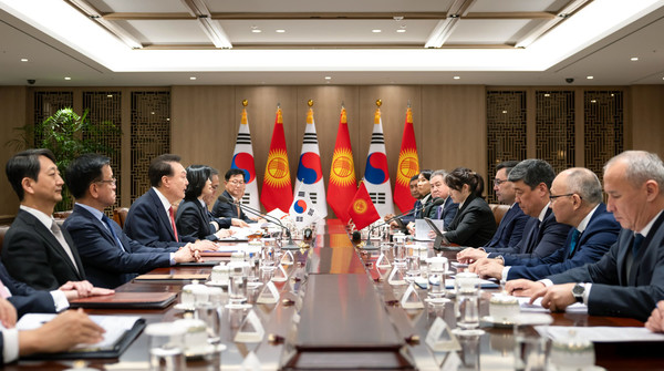 윤석열 대통령은 3일 사디르 자파로프 키르기즈공화국 대통령과 정상회담을 갖고, 양국 간 협력 증진 방안과 러북 군사협력을 비롯한 지역 및 국제 정세에 대해 폭넓은 의견을 교환했다.(사진=대통령실)
