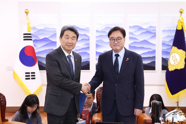 우원식 국회의장이 3일 국회의장실에서 이주호 사회부총리 겸 교육부 장관을 접견하고 있다.(사진=국회)