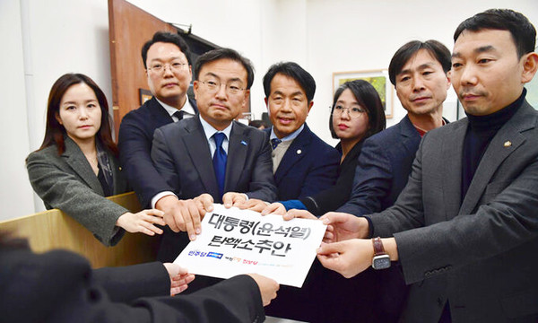 4일 국회에서 야6당이 공동발의한 윤석열 대통령 탄핵소추안을 의안과에 제출하고 있다.(사진=공동취재단)