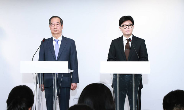 한덕수 국무총리와 한동훈 국민의힘 대표가 8일 국민의힘 당사에서 국정 수습 방안에 대한 공동 담화문을 발표하고 있다.(사진=국민의힘)