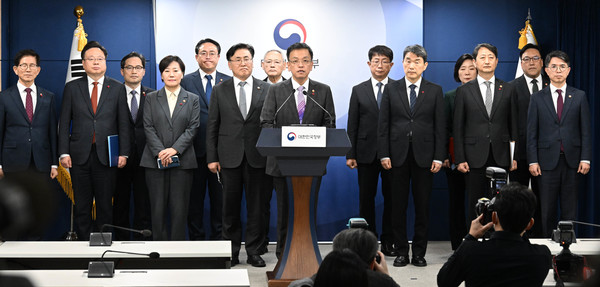 최상목 부총리 겸 기획재정부 장관이 8일 서울 종로구 정부서울청사에서 관계 장관들과 긴급성명을 발표하고 있다.(사진=기획재정부)